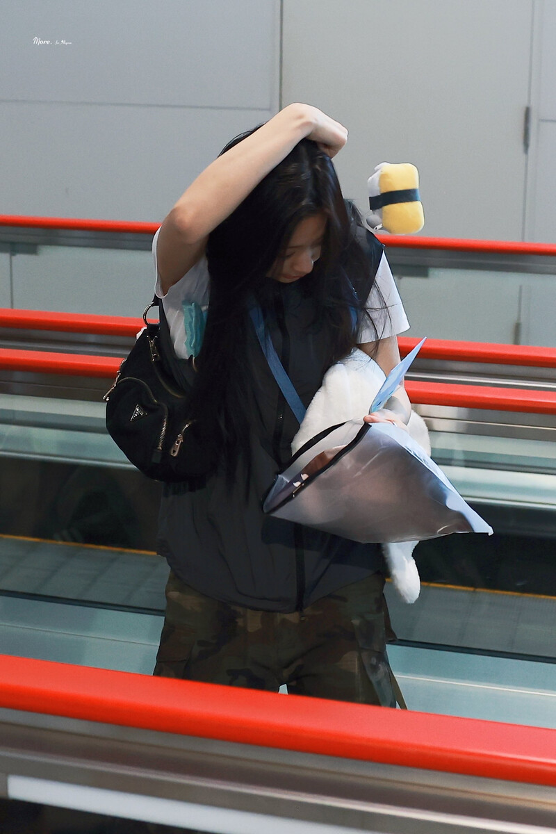 240801 BABYMONSTER Ahyeon at Airport documents 11
