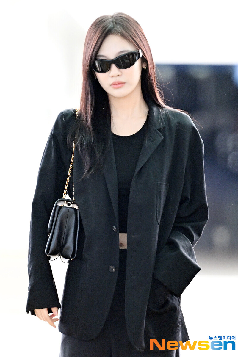 240808 aespa Ningning at Incheon International Airport documents 3