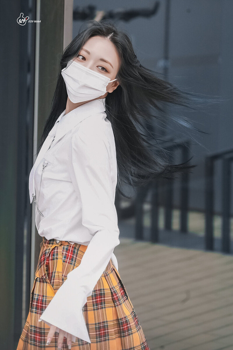 210422 ITZY Yuna on the way to film Knowing Brothers documents 9