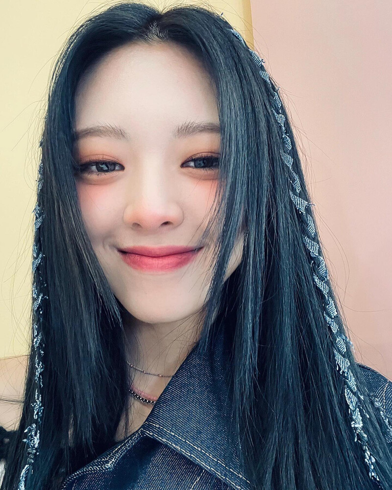 210925 ITZY Instagram Update - Yuna documents 12