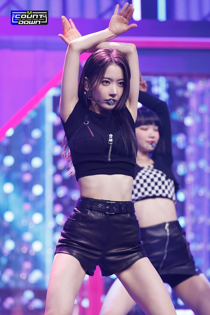 220505 LE SSERAFIM's Sakura - 'Fearless' and 'Bue Flame' at M Countdown documents 3