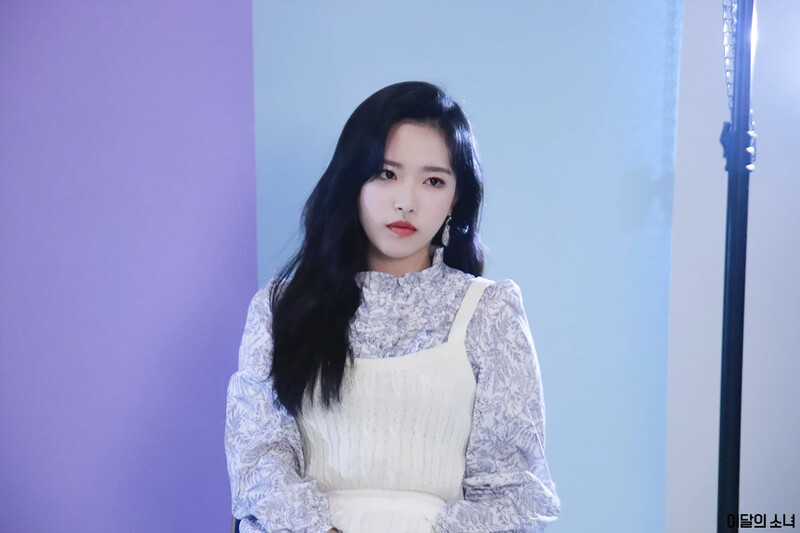 210423 Blockberry Naver Post - LOONA's Yves, Gowon & Olivia Hye Pilates Magazine Behind documents 10