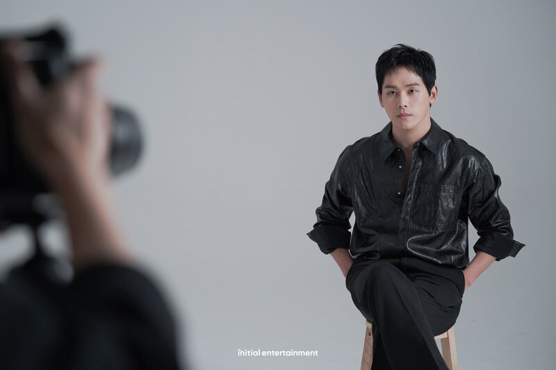 230407 - Naver - Initial Entertainment - Hoya Behind Photos documents 1