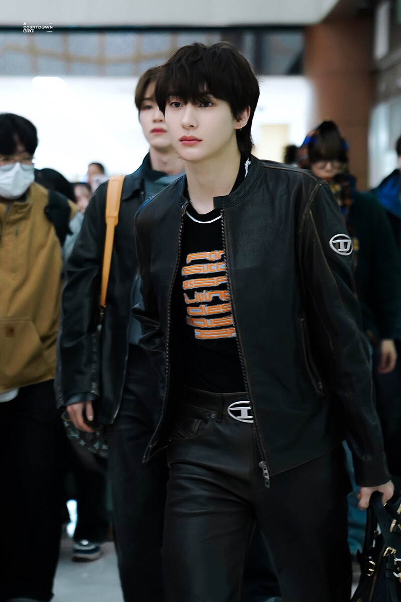 240220 RIIZE Anton at Gimpo International Airport documents 1