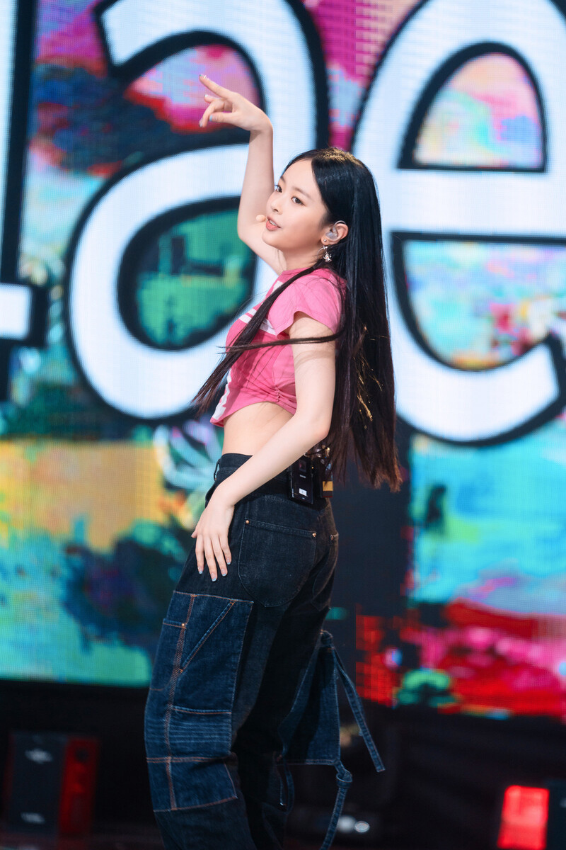 220807 NewJeans Hanni 'Attention' at Inkigayo documents 11