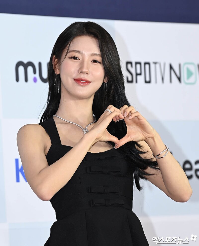 230218 (G)I-DLE Miyeon - 'Circle Chart Music Awards 2022' Red Carpet documents 1