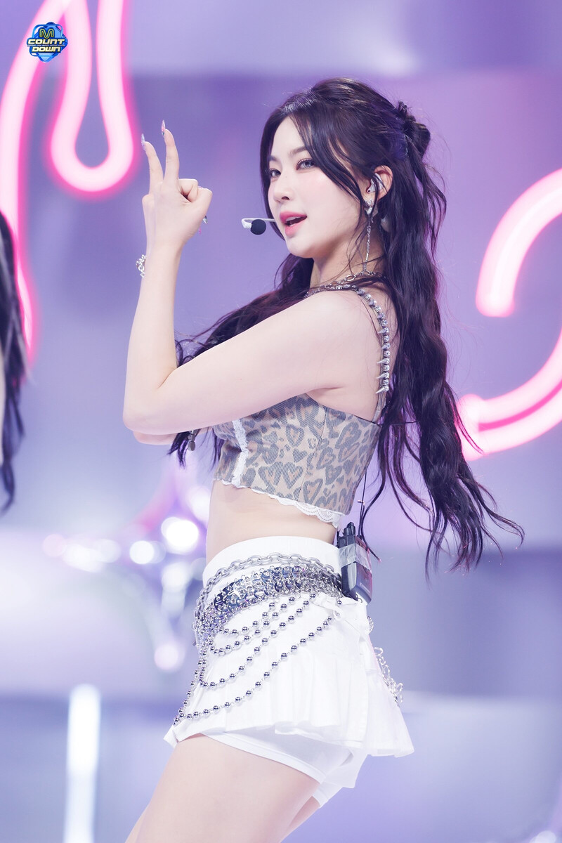 240704 STAYC Isa - 'Cheeky Icy Thang' at M Countdown documents 5