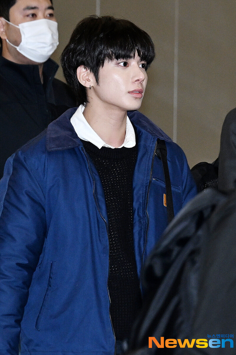 241110 TXT Taehyun at Gimpo International Airport documents 1