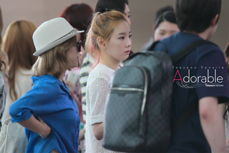 130621 Girls' Generation Taeyeon at Incheon Airport documents 15