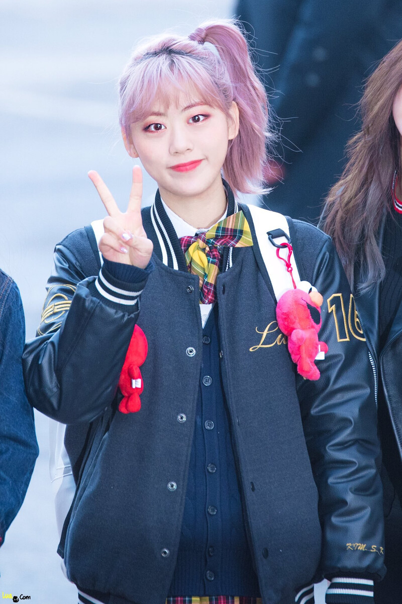 180309 Weki Meki Lua at Music Bank documents 1