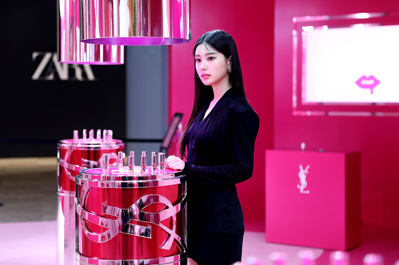 220212 8D Naver Post - Kang Hyewon - YSL Event Behind documents 5