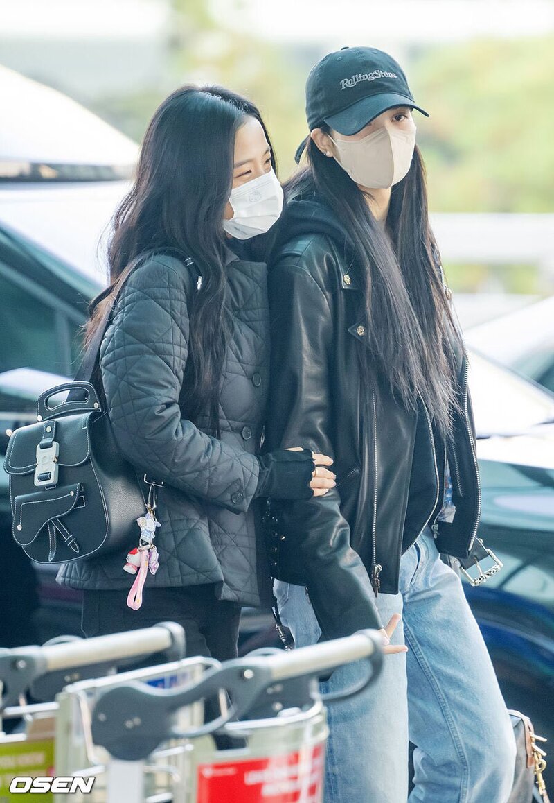 221021 BLACKPINK at the Incheon International Airport documents 1