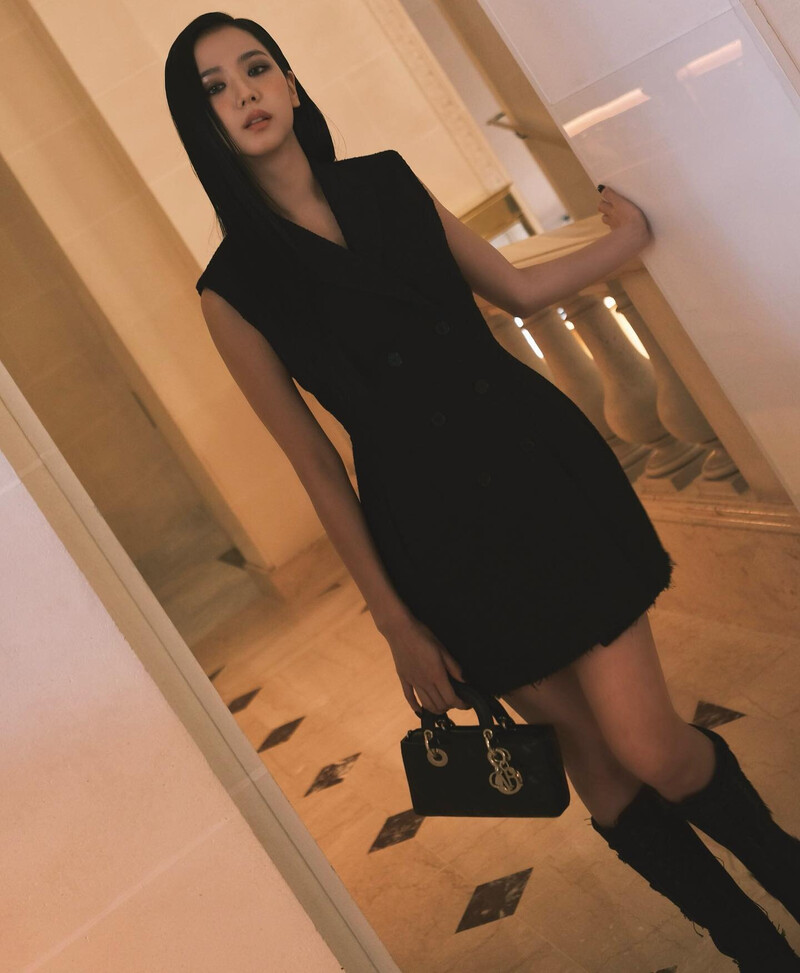 230927 - JISOO Instagram Update documents 7