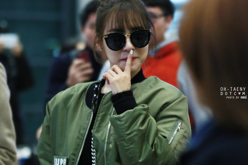 150105 Girls' Generation Tiffany at Incheon Airport documents 2