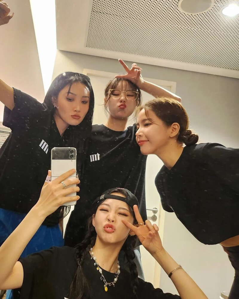 230209 Solar, Moon Byul, Whee In, Hwa Sa, MAMAMOO Instagram Update documents 6