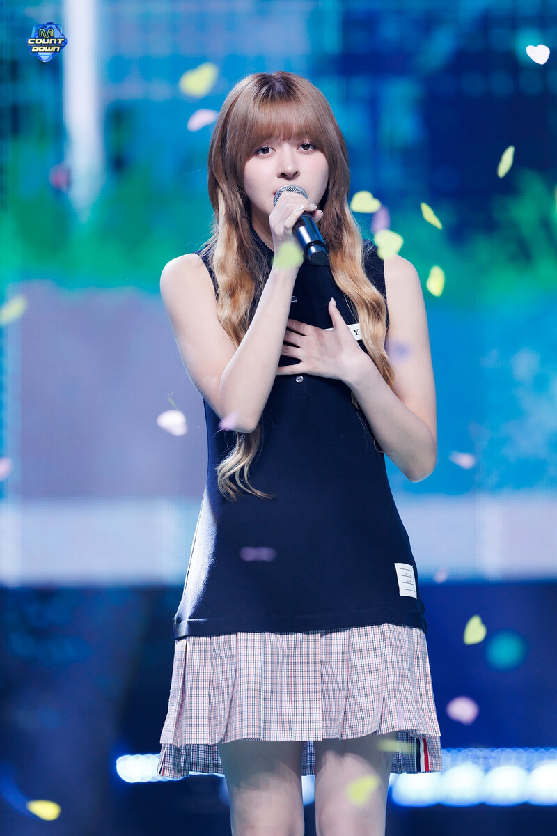 240822 NMIXX Lily - 'See that?' + 'Love is Lonely' at M Countdown documents 12