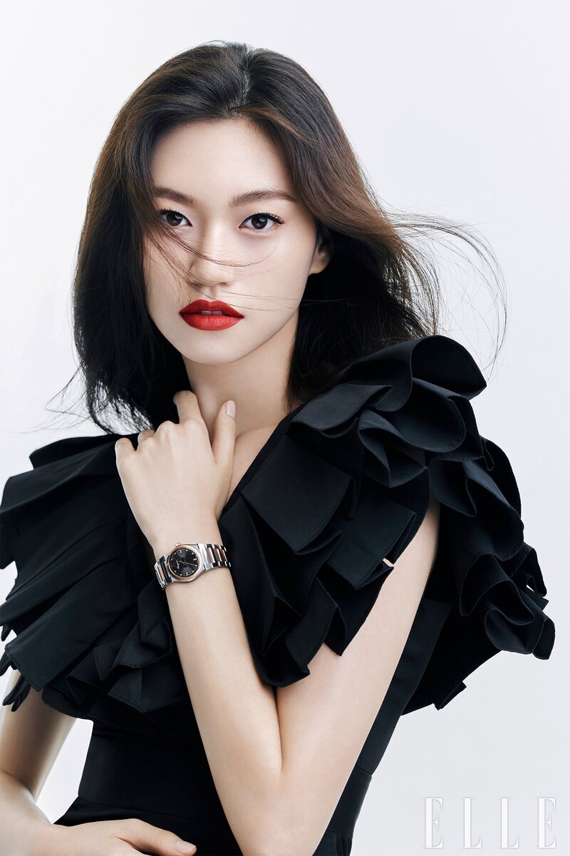 Weki Meki Doyeon for ELLE Korea x FERRAGAMO Watches September Issue 2022 documents 4