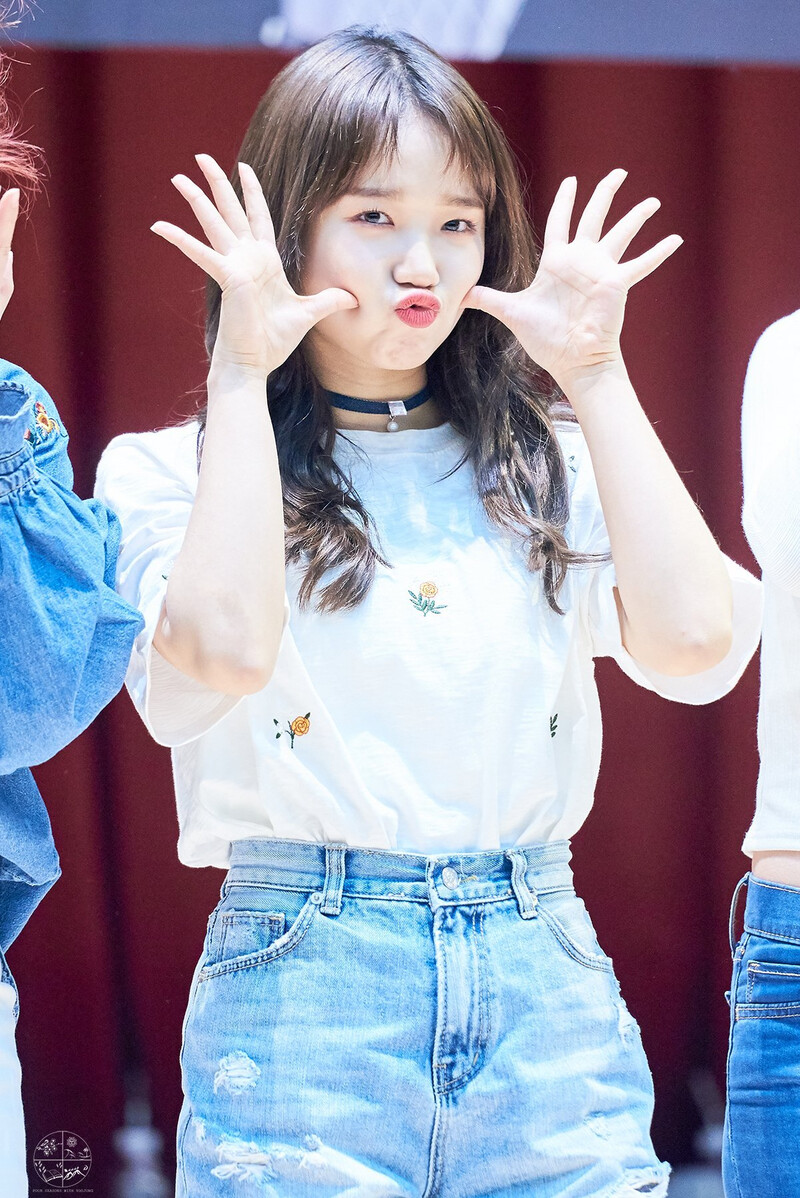 180429 Weki Meki Yoojung at Hongdae 'Lucky' Fansign documents 4