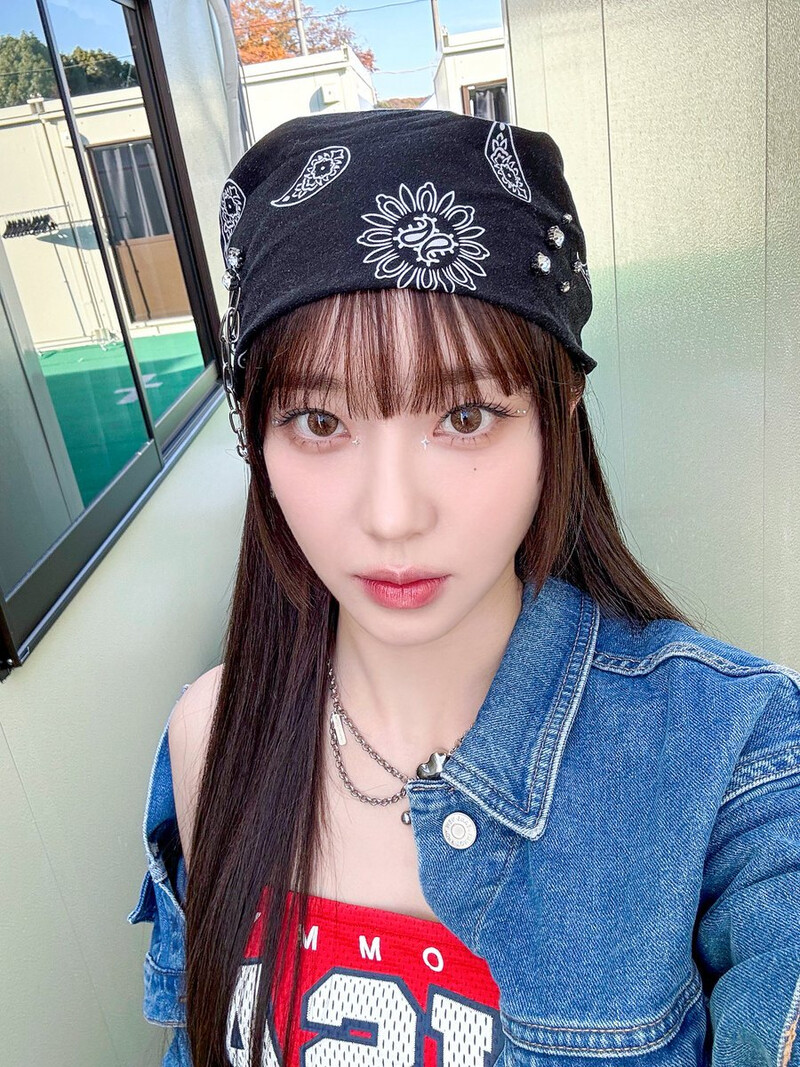 240221 STAYC Sumin Twitter Update - 2023 Year End Stage Selfie documents 1