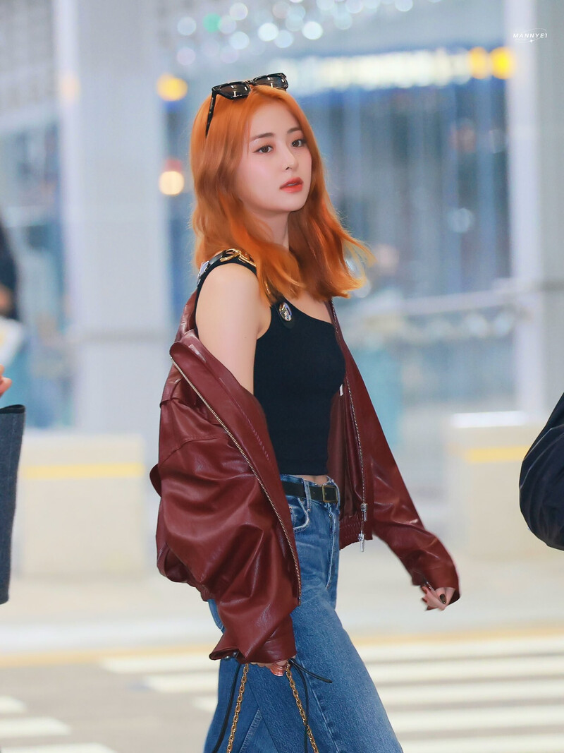 230928 LE SSERAFIM Yunjin at Incheon International Airport documents 1