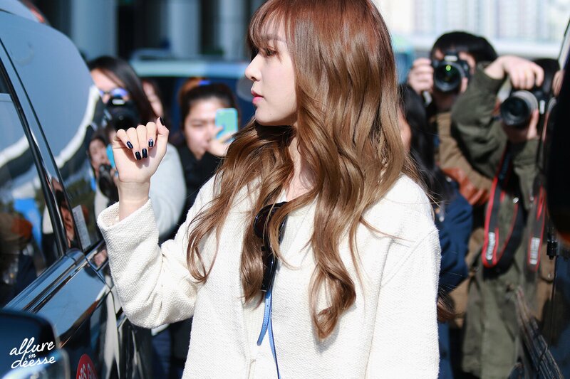 150307 Girls' Generation's Tiffany at Gimpo Airport documents 3