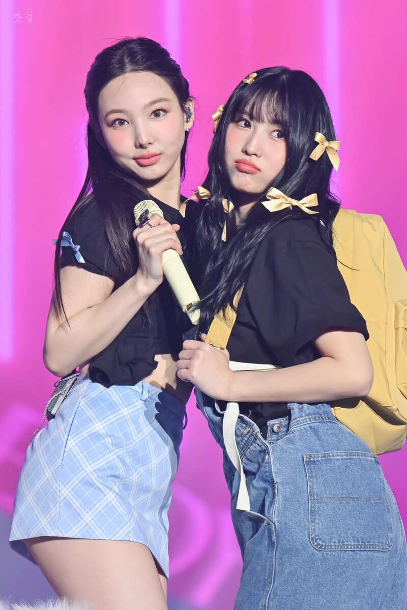 230416 TWICE Nayeon & Momo - ‘READY TO BE’ World Tour in Seoul Day 2 documents 2