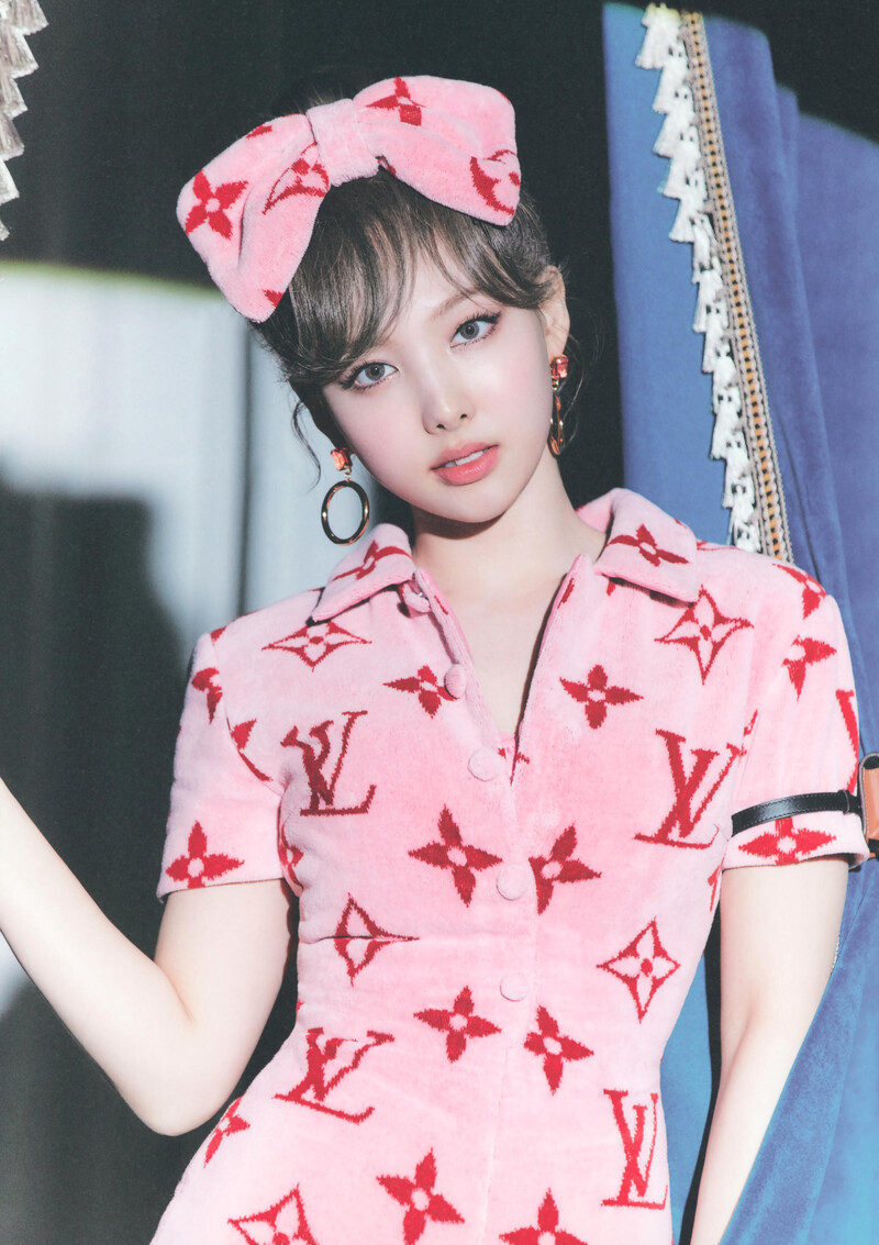 TWICE Nayeon - 1st Mini Album 'IM NAYEON' Photobook Scans documents 5