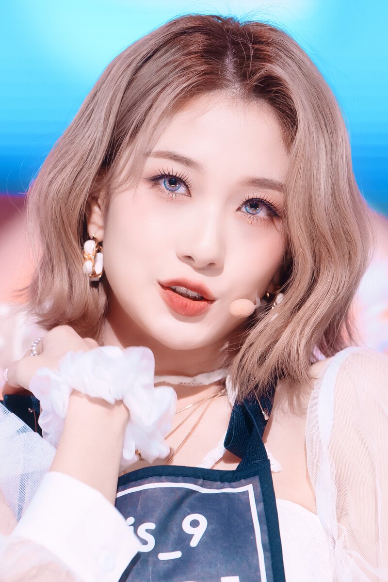 220123 fromis_9 Seoyeon - 'DM' at Inkigayo documents 10