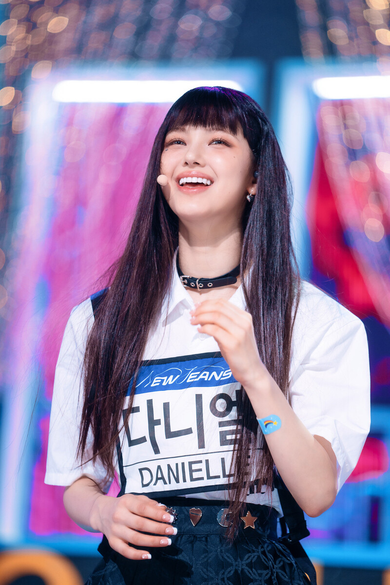 220807 NewJeans Danielle 'Cookie' at Inkigayo documents 24