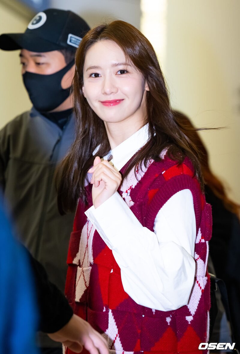 240225 Yoona at Incheon International Airport documents 5