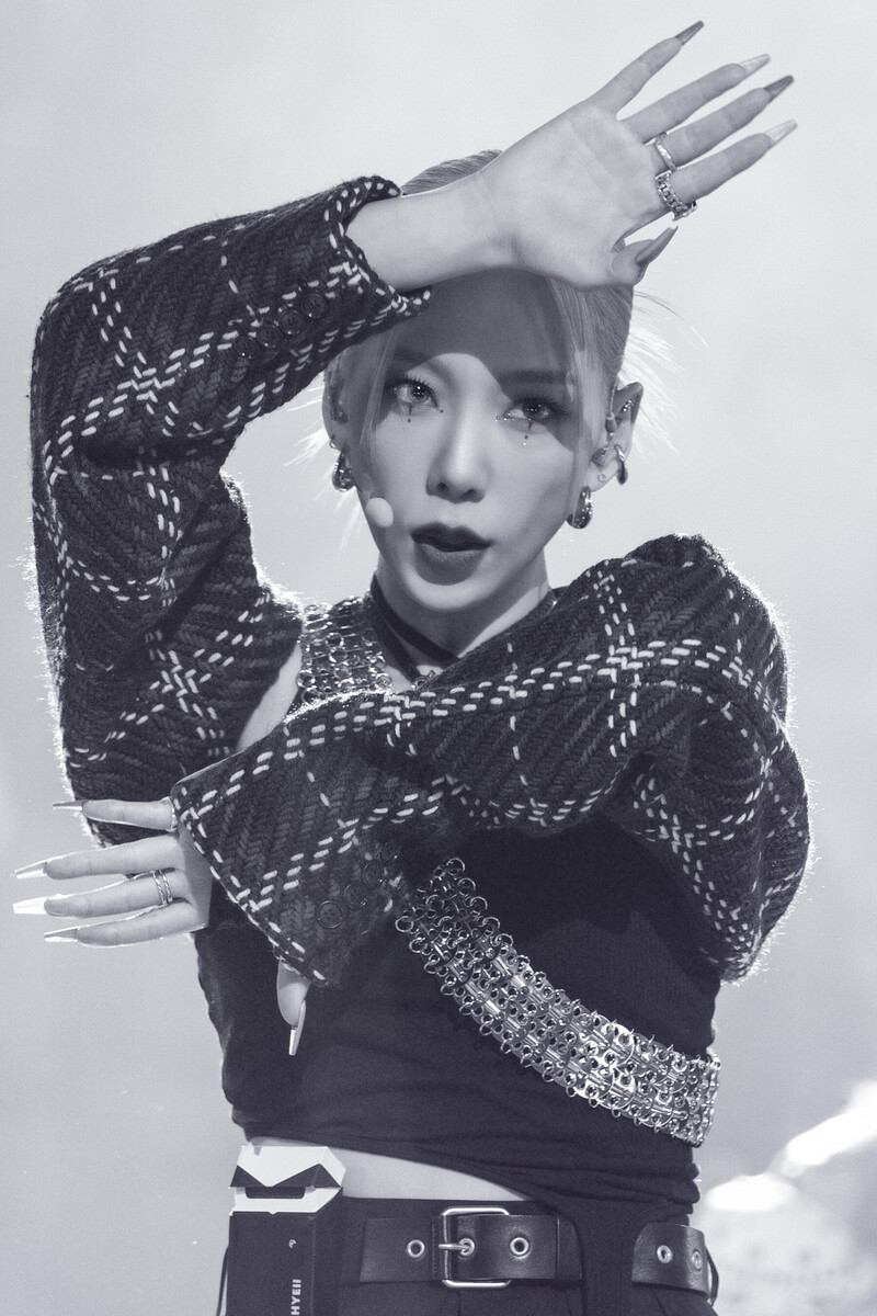 220220 Taeyeon - 'INVU' at Inkigayo documents 7