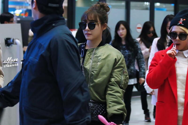 150105 Girls' Generation Tiffany at Incheon Airport documents 2