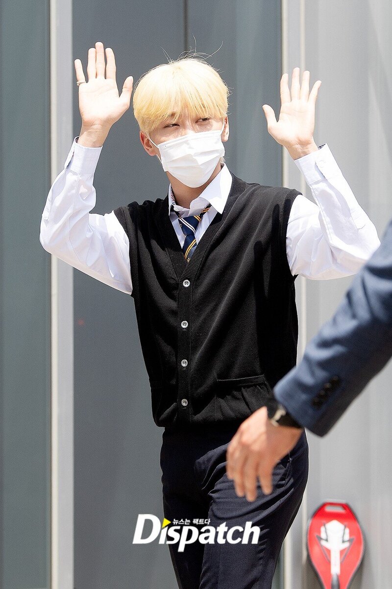 220512 Seventeen's Seungkwan on the Way to 'Knowing Bros' Filming documents 5