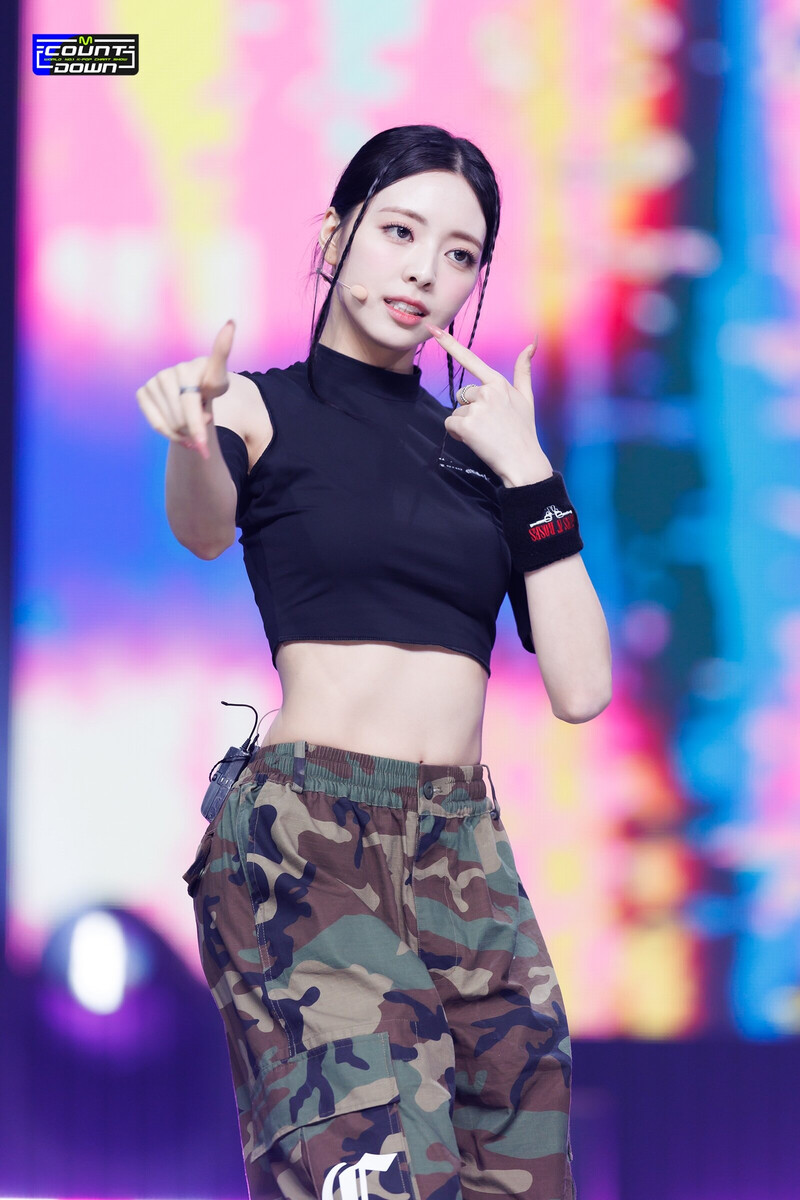 230824 ITZY Yuna - 'Cake' at M COUNTDOWN documents 13