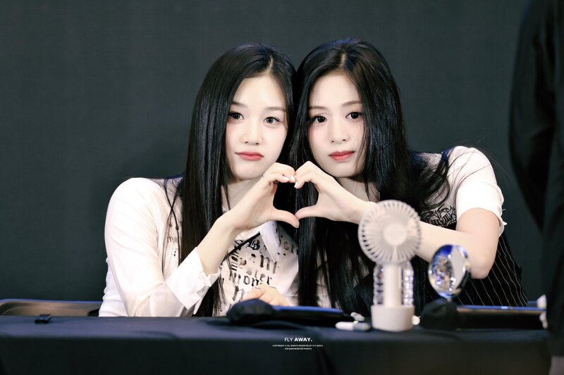 240413 AHYEON and PHARITA - YG Fansign Event documents 4