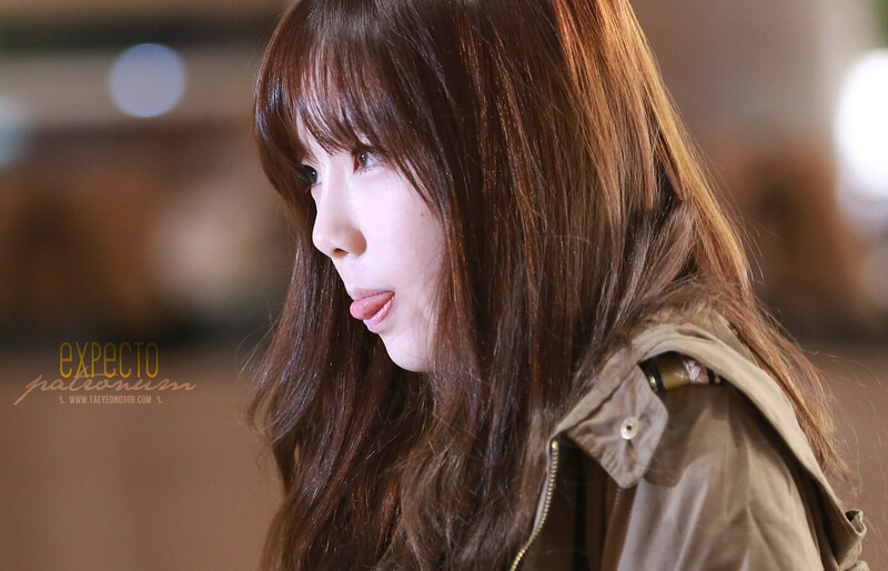 131210 Girls' Generation Taeyeon at Gimpo Airport documents 1