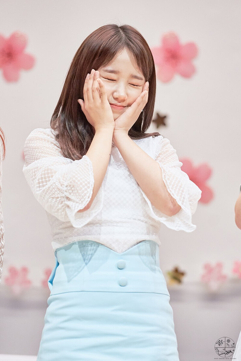 180415 Weki Meki Yoojung at Bundang 'Lucky' Fansign documents 6