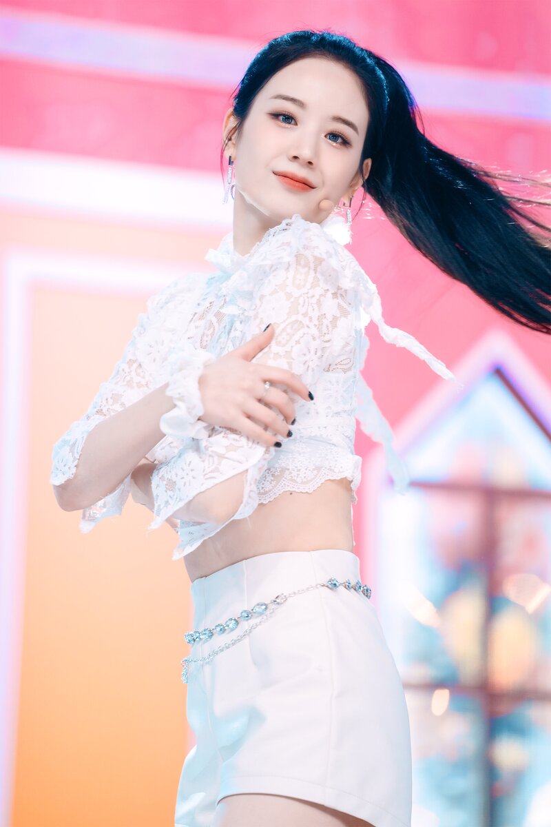 220123 fromis_9 Gyuri - 'DM' at Inkigayo documents 11