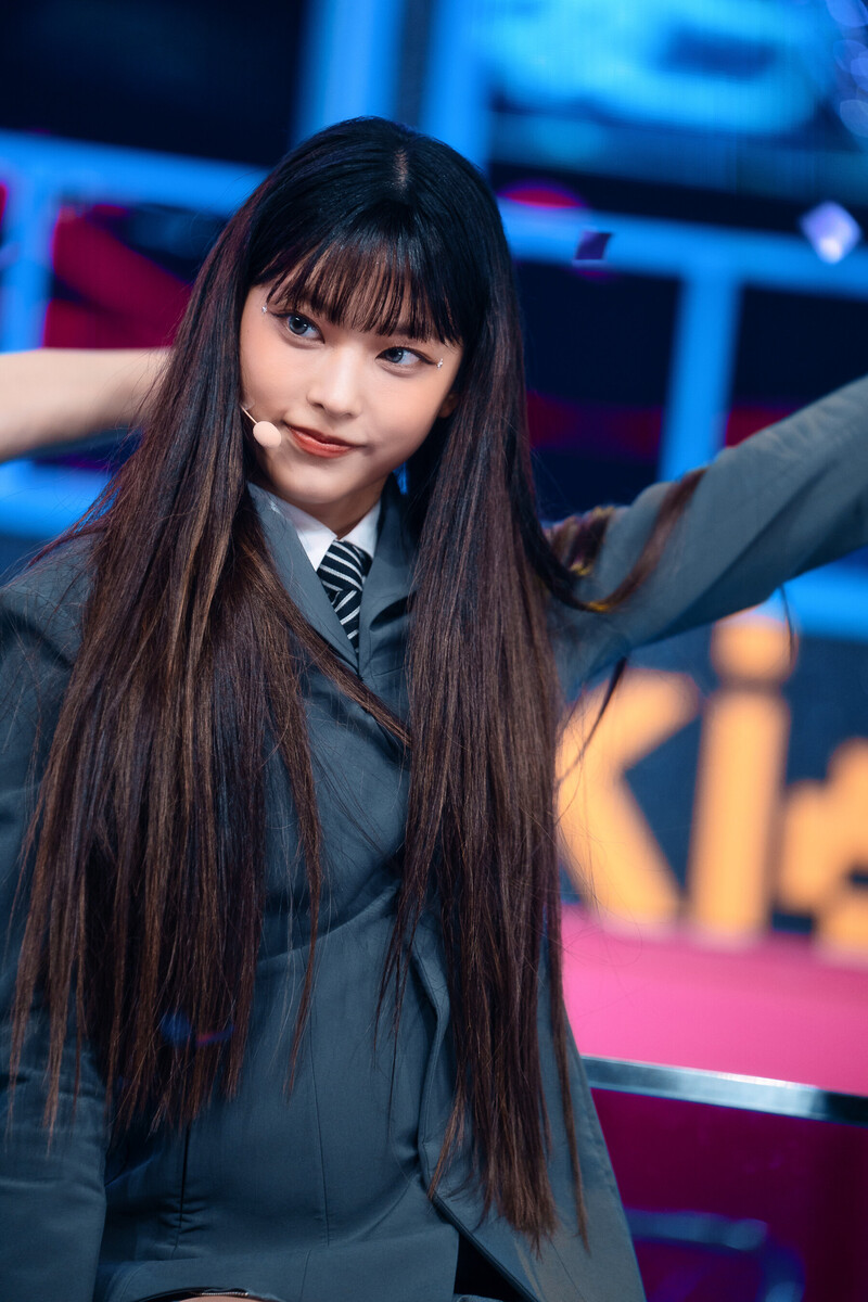 220807 NewJeans Haerin 'Cookie' at Inkigayo documents 5