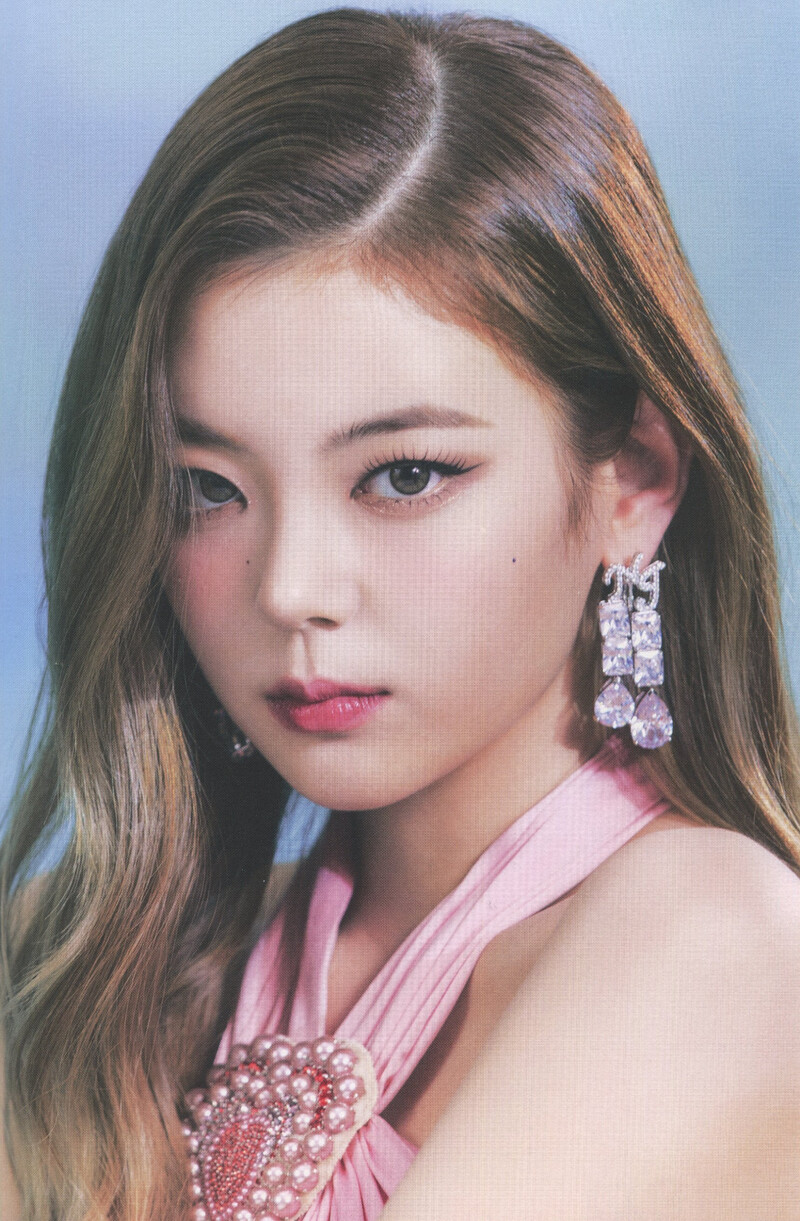 ITZY 'CHECKMATE' Album Scans (Lia ver.) documents 9