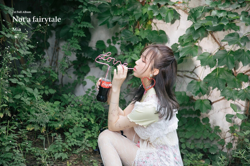 Mia - Not A Fairytale 1st Full Album Jacket Behind photos documents 3