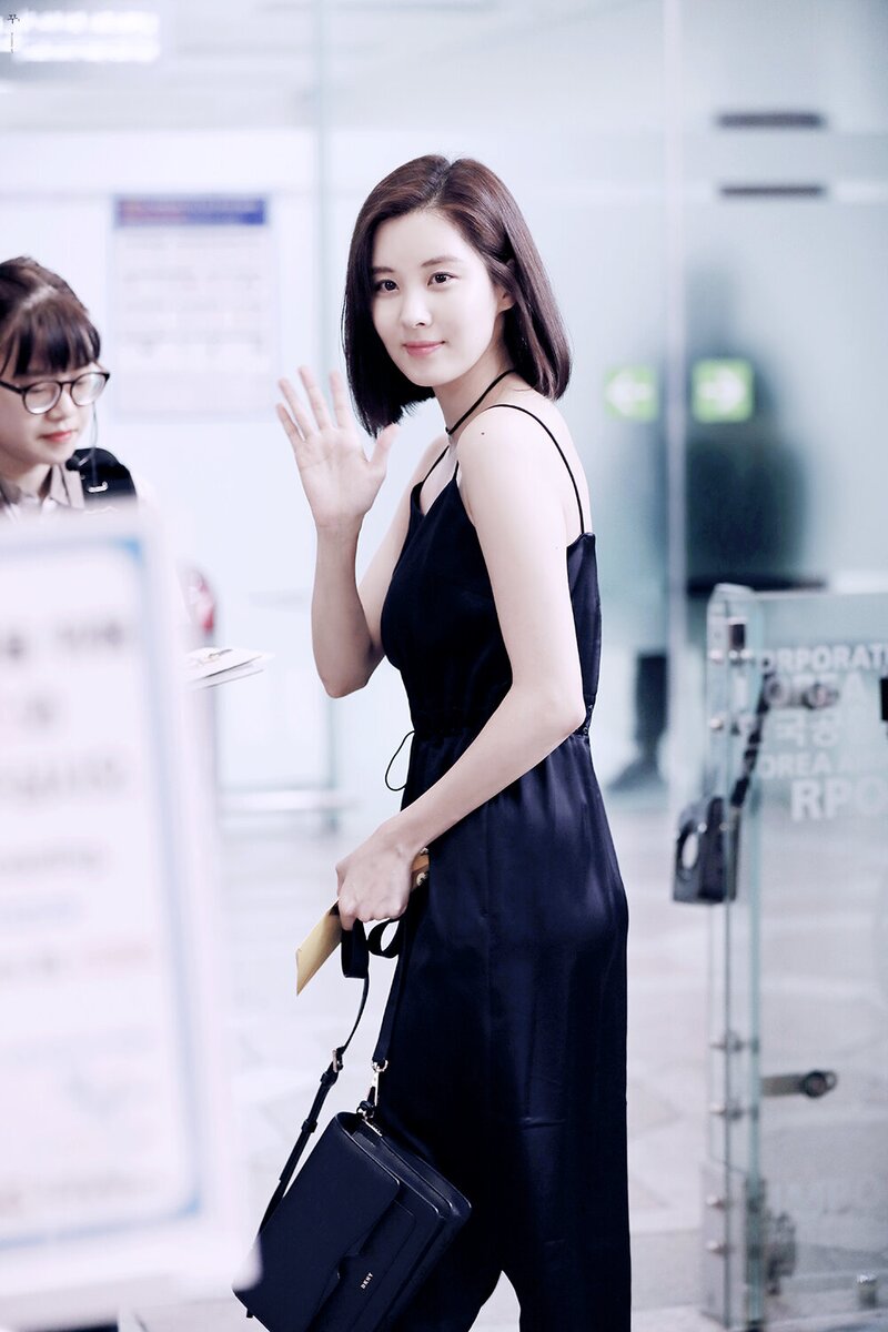 170727 Girls' Generation Seohyun at Gimpo Airport documents 1