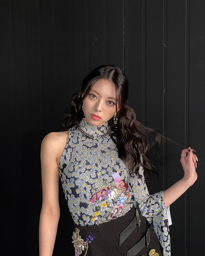 211029 ITZY Instagram Update - Yuna documents 2