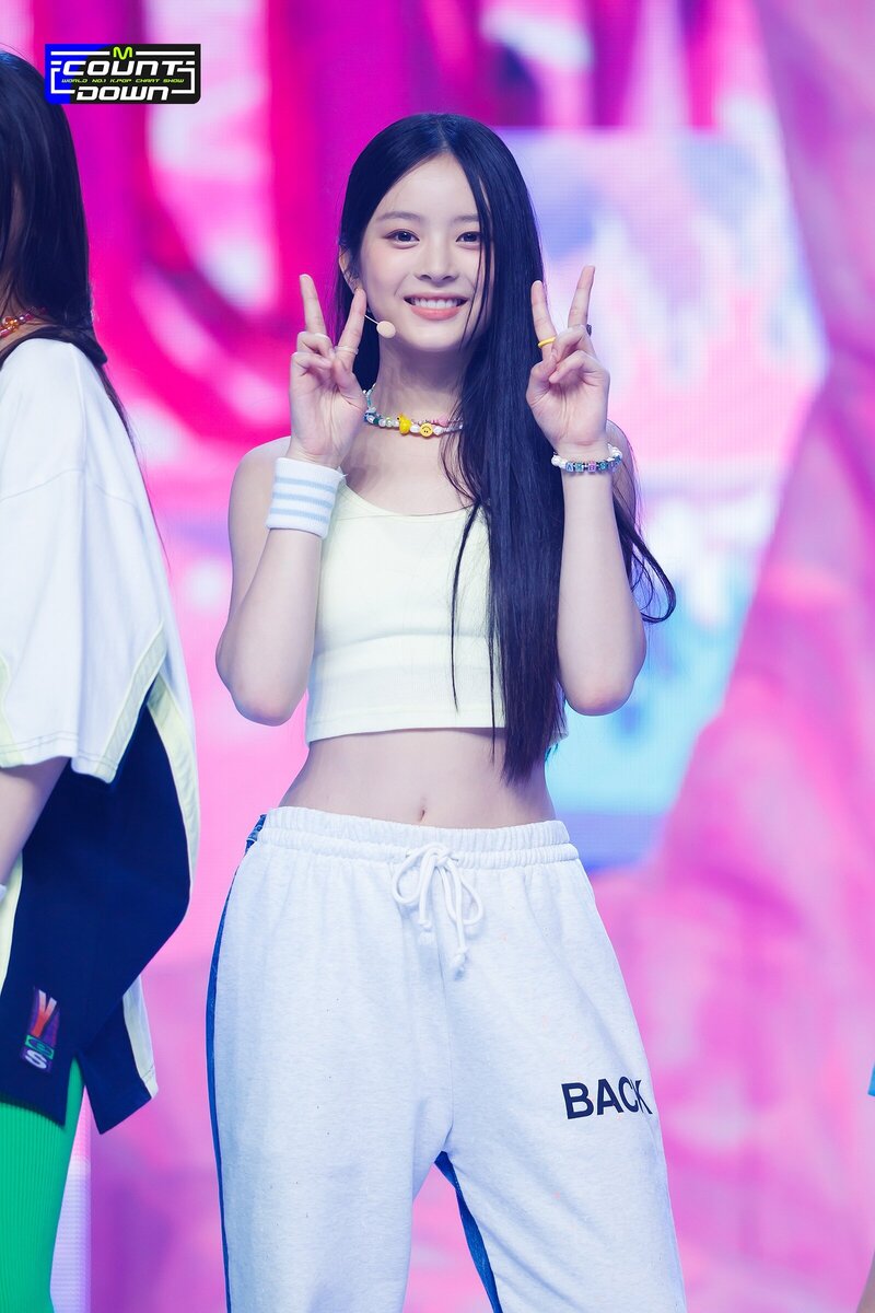 220811 NewJeans Hanni 'Attention' at M Countdown documents 7