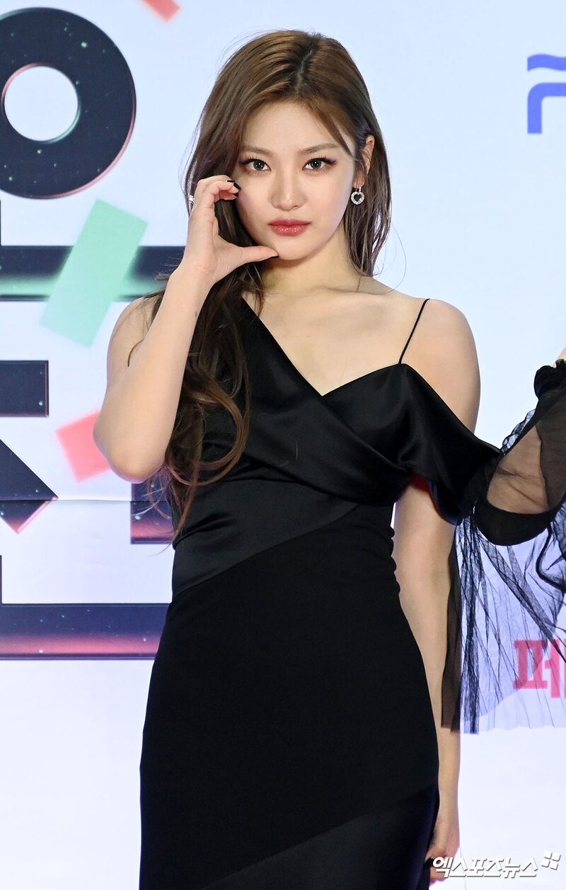 221224 aespa Ningning at SBS Gayo Daejeon Red Carpet documents 3