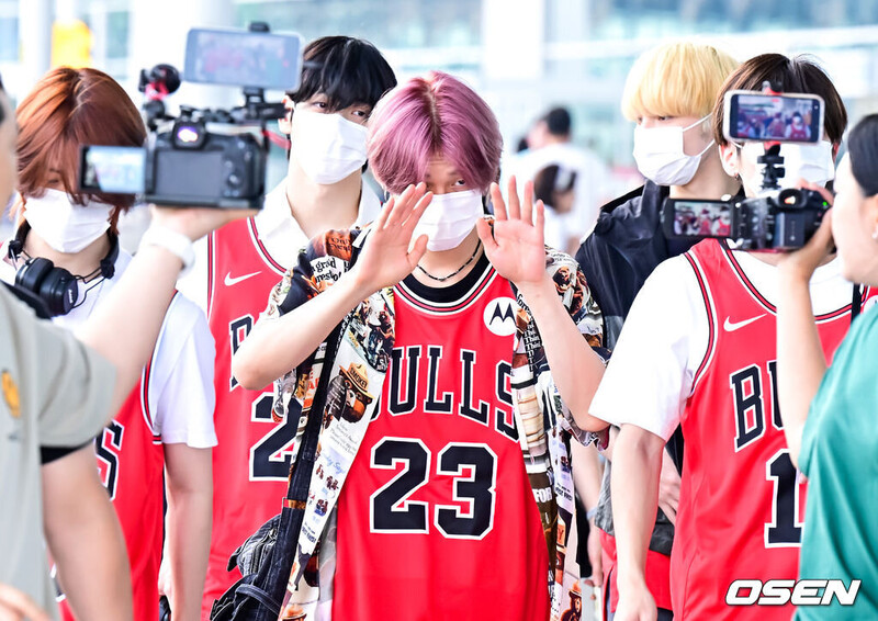 230802 TXT at Incheon International Airport heading to Chicago documents 8