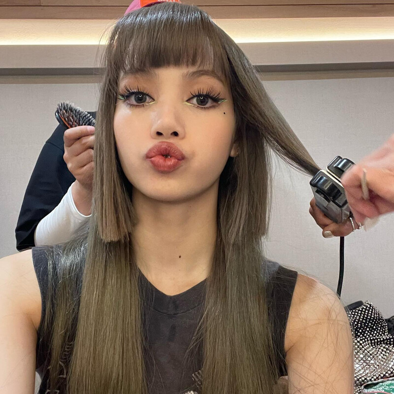 220910 - LISA Instagram Update documents 1