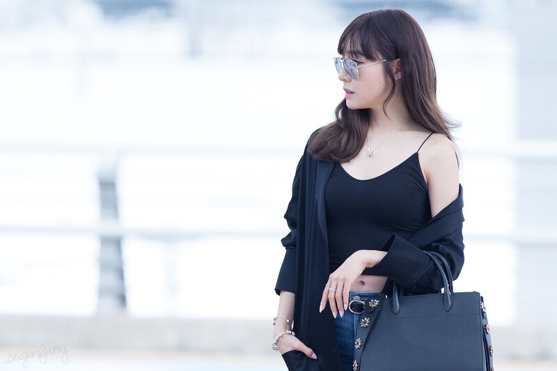 160726 Girls' Generation Tiffany at Incheon Airport documents 1