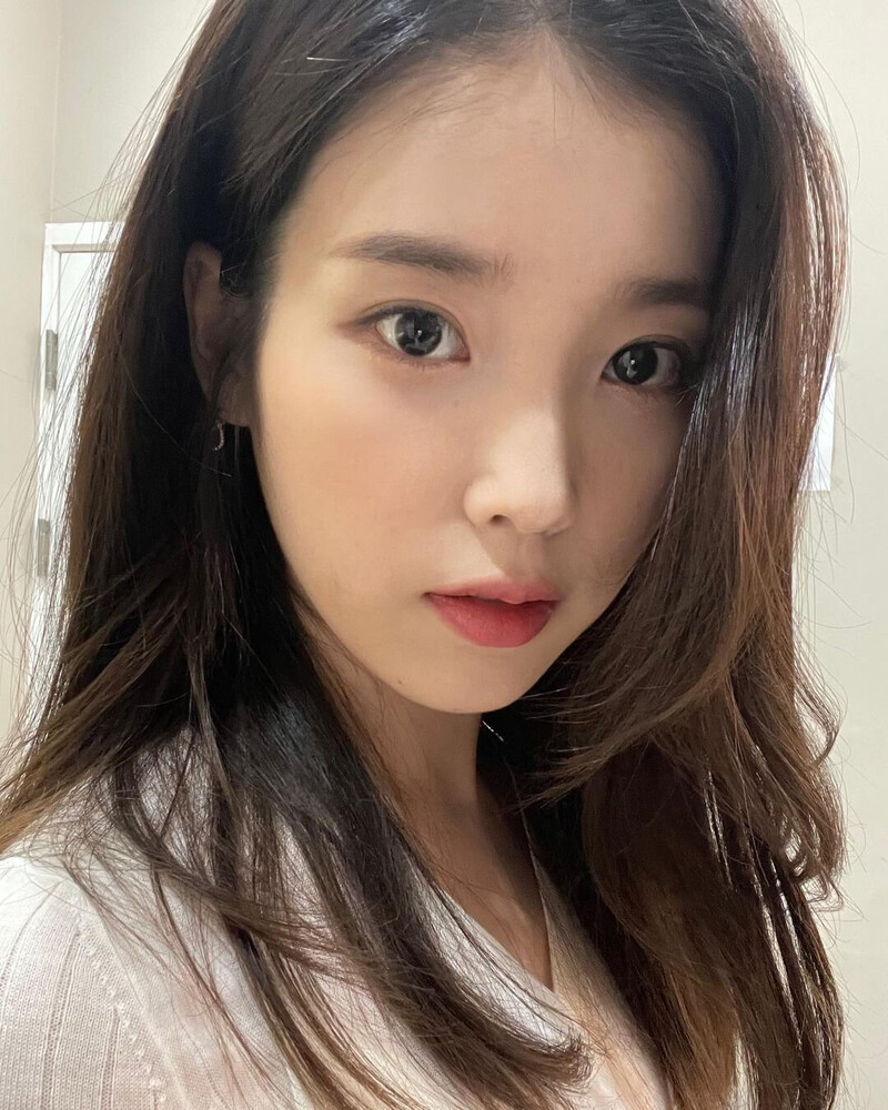 210827 IU Instagram Update documents 1