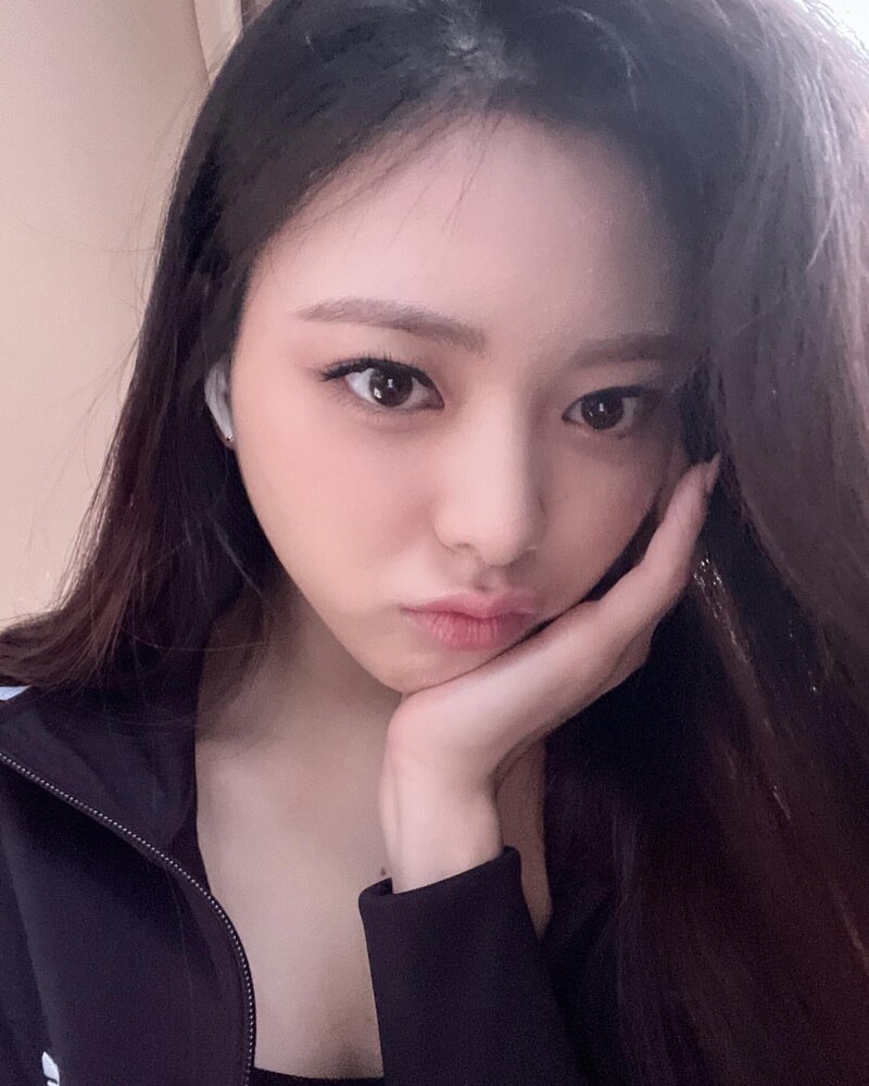 220604 ITZY Instagram Update - Yuna | kpopping